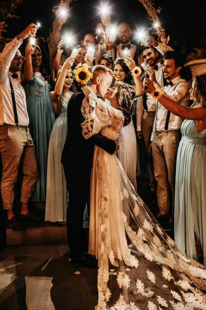 Salida de novios con luces de bengala