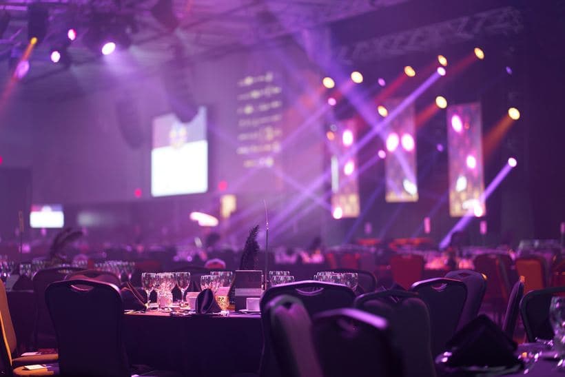 Evento con escenario iluminado